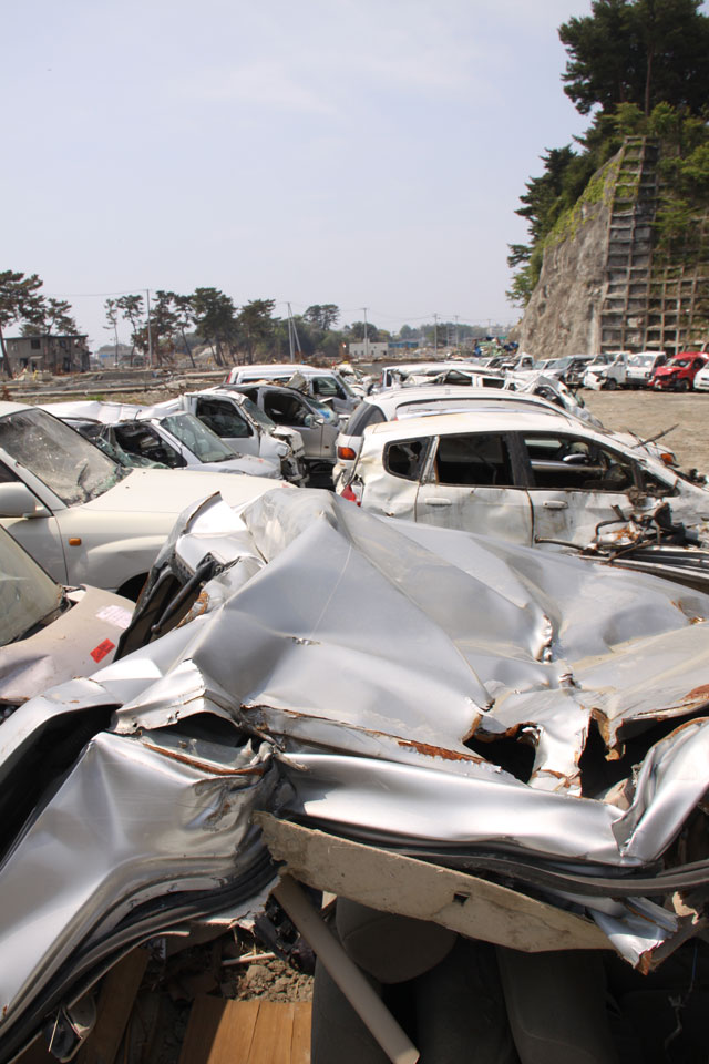 Damaged vehicle / Square in front of municipal house