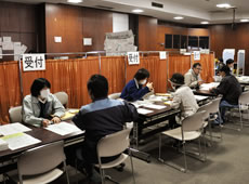 写真：市役所本庁舎8階ホールに設けた「被災者支援相談窓口」