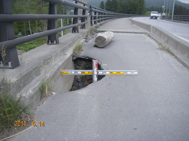 道路 陥没