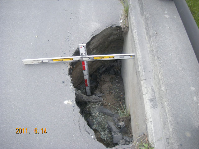 道路 陥没