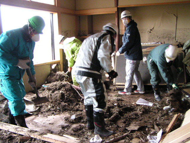 久慈 平成23年4月19日 青年部野田村ボランティア 建設新聞社