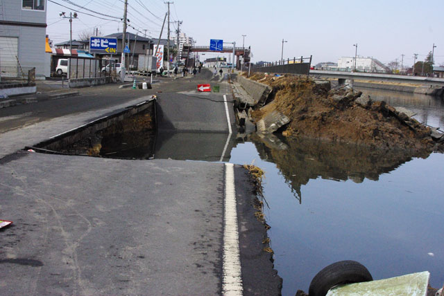 道路 崩落