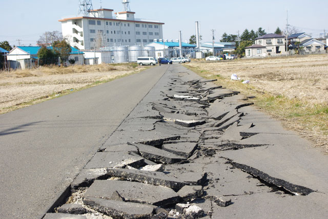 道路 地割れ