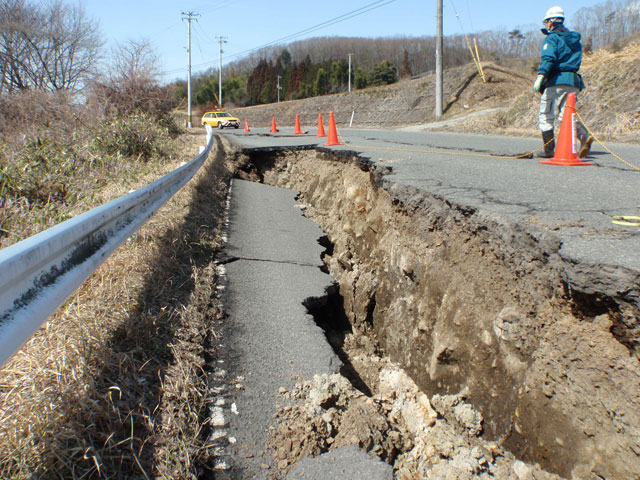 道路 崩落