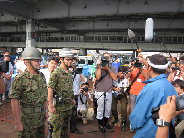  2011-07-13 カツオ一本釣船初入港その２（市産業部水産課提供）