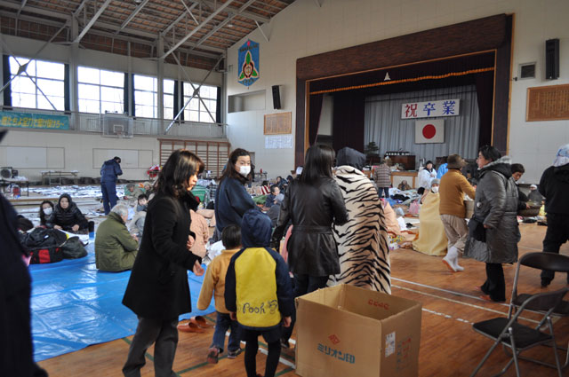 避難所 鹿折中学校 屋外