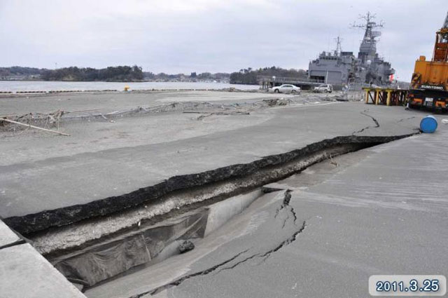 被災 港湾 塩釜港の埠頭付近