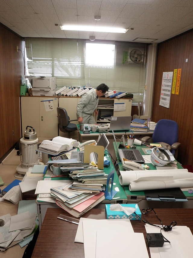 被災 地震直後の出張所状況