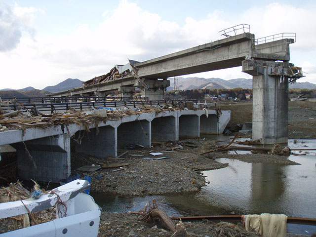 R45 気仙沼市 外尾川橋（橋梁歩道部流出）