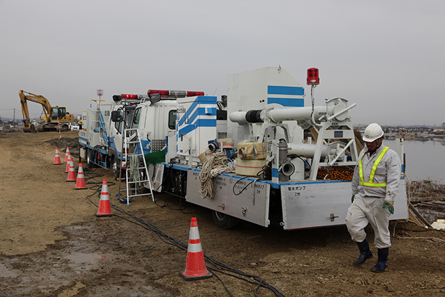 定川 排水作業 排水ポンプ車